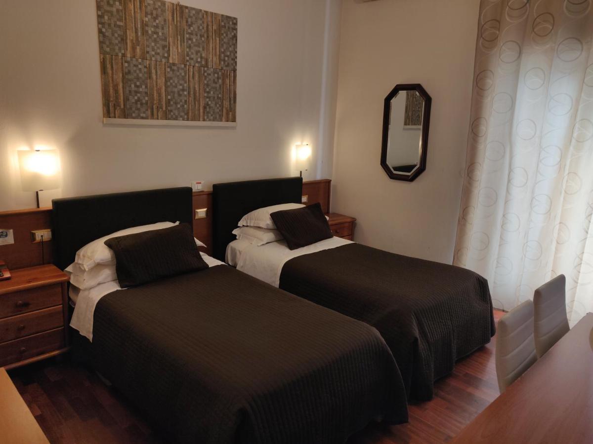 Hotel Il Rustichello Lonato Luaran gambar