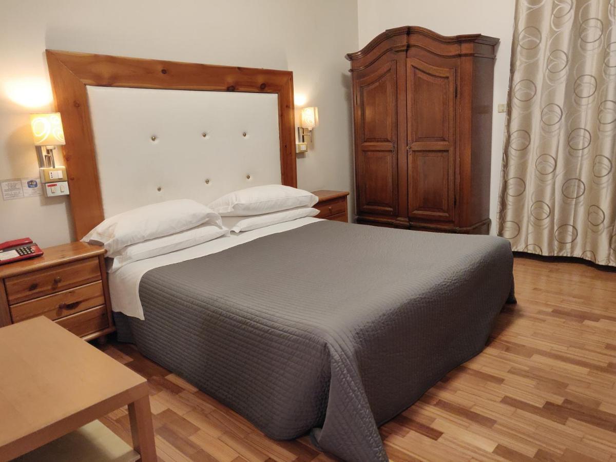 Hotel Il Rustichello Lonato Luaran gambar