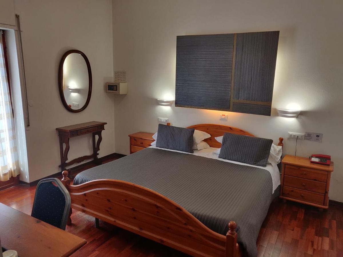 Hotel Il Rustichello Lonato Luaran gambar