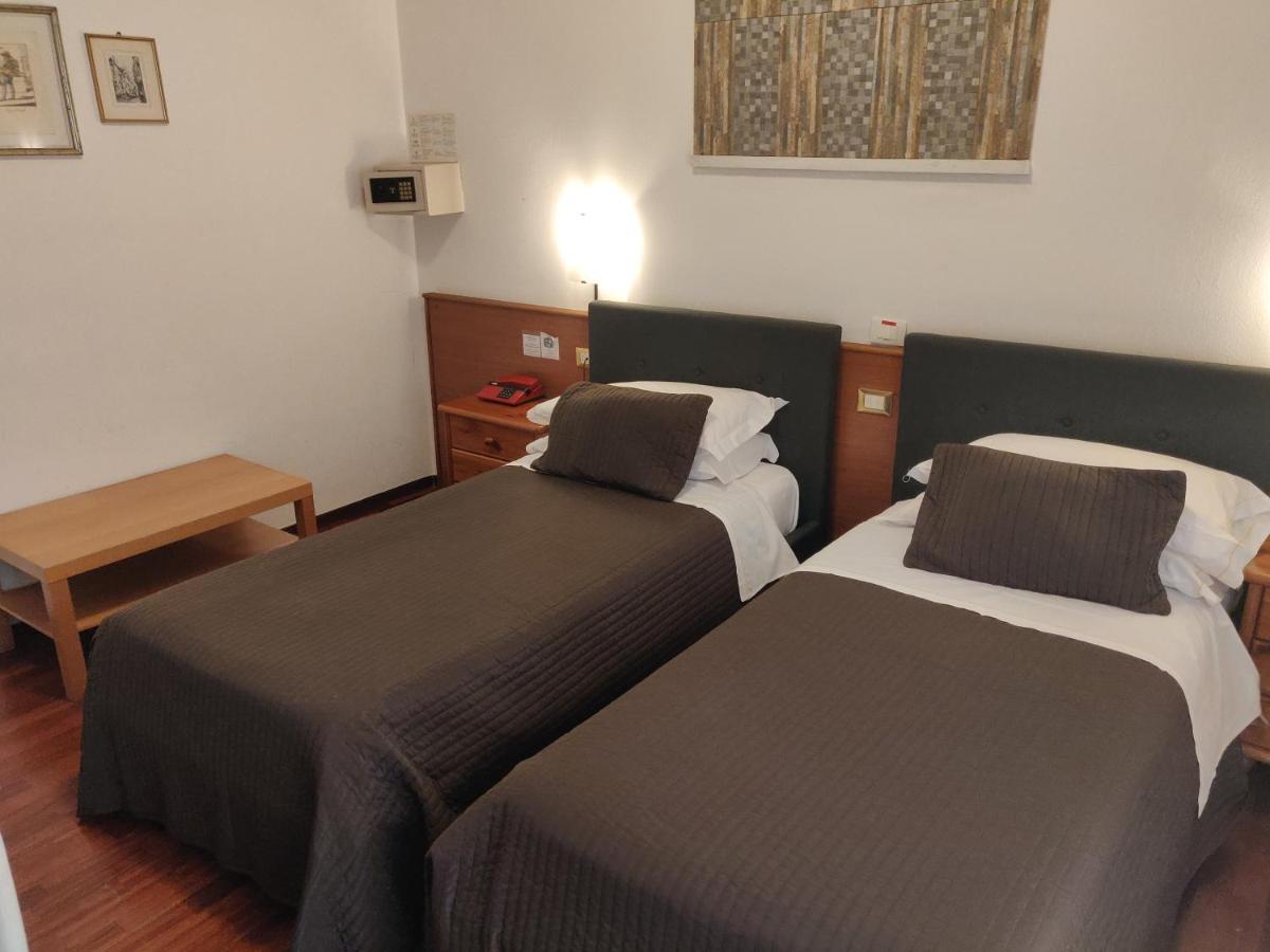 Hotel Il Rustichello Lonato Luaran gambar