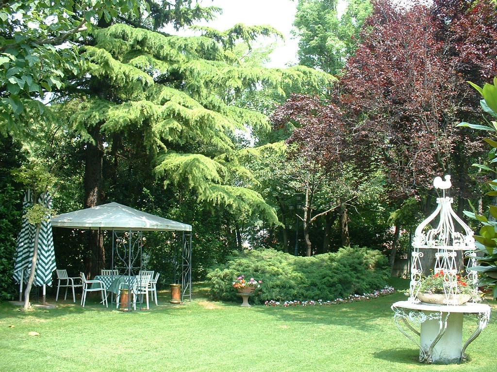 Hotel Il Rustichello Lonato Luaran gambar