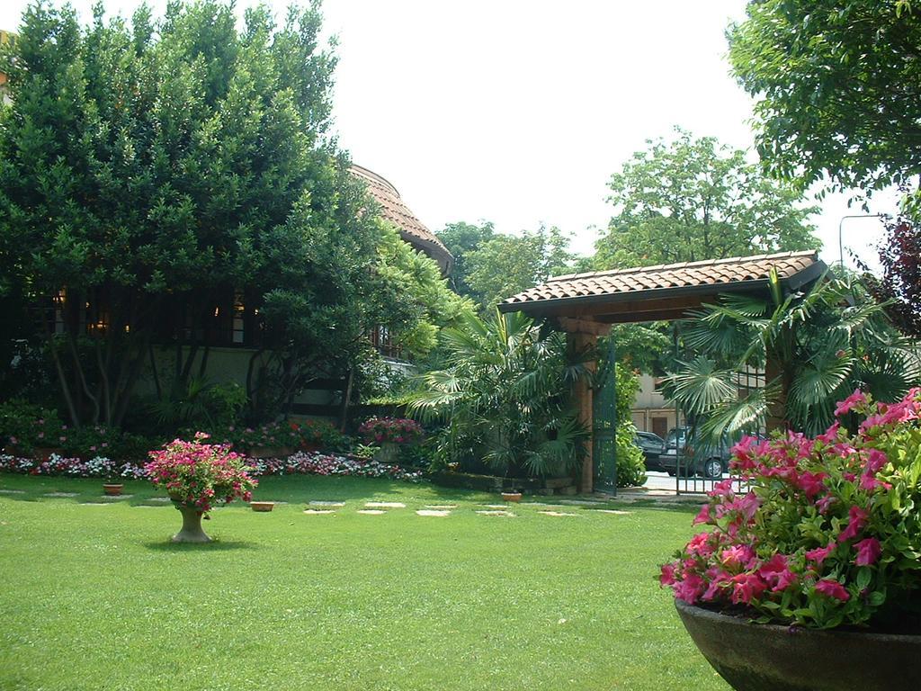 Hotel Il Rustichello Lonato Luaran gambar