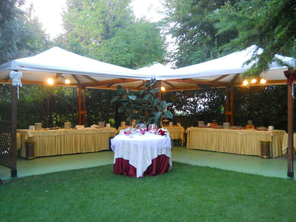 Hotel Il Rustichello Lonato Luaran gambar