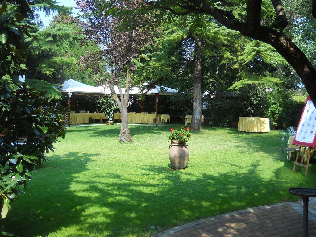 Hotel Il Rustichello Lonato Luaran gambar