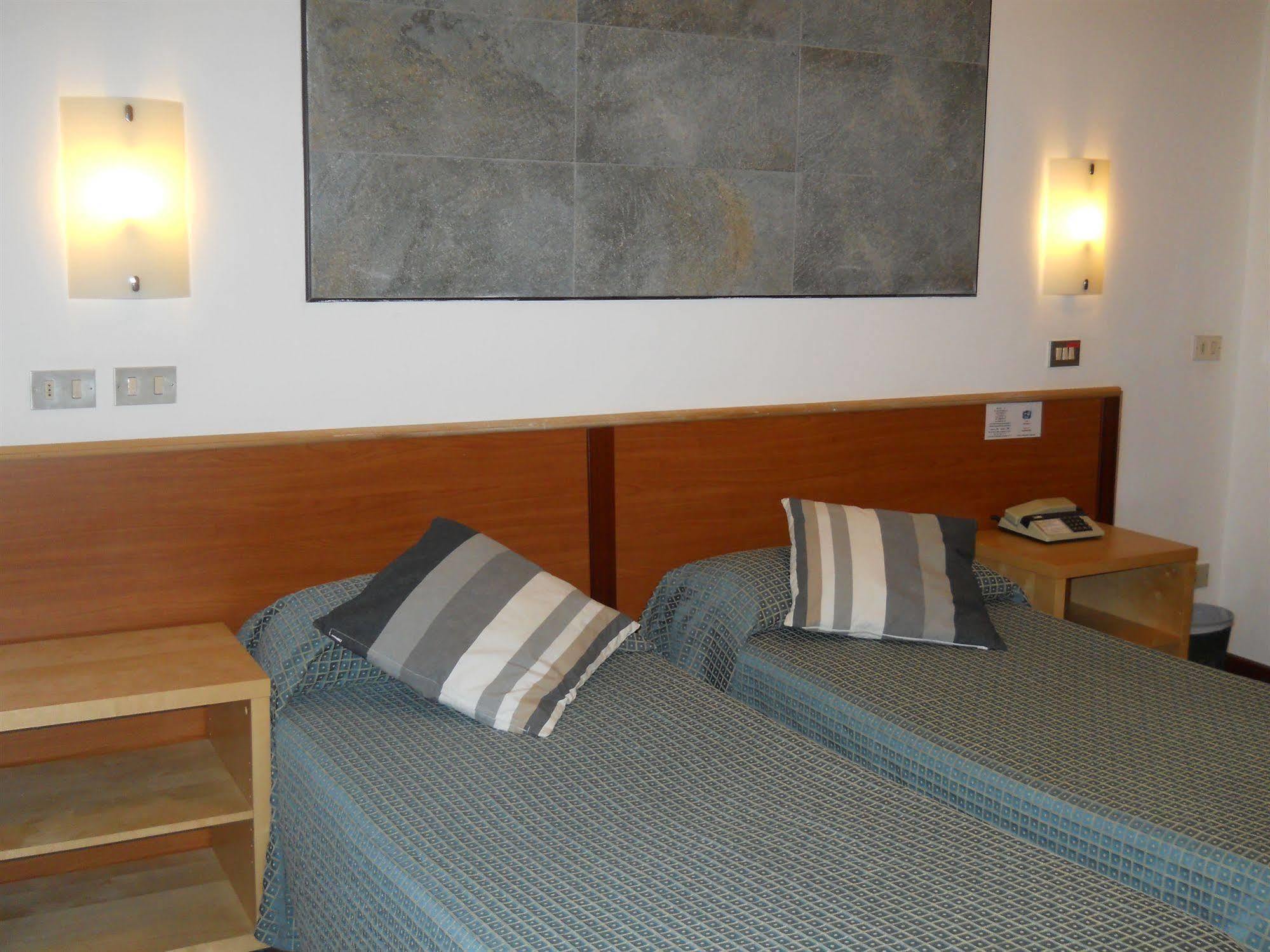Hotel Il Rustichello Lonato Luaran gambar