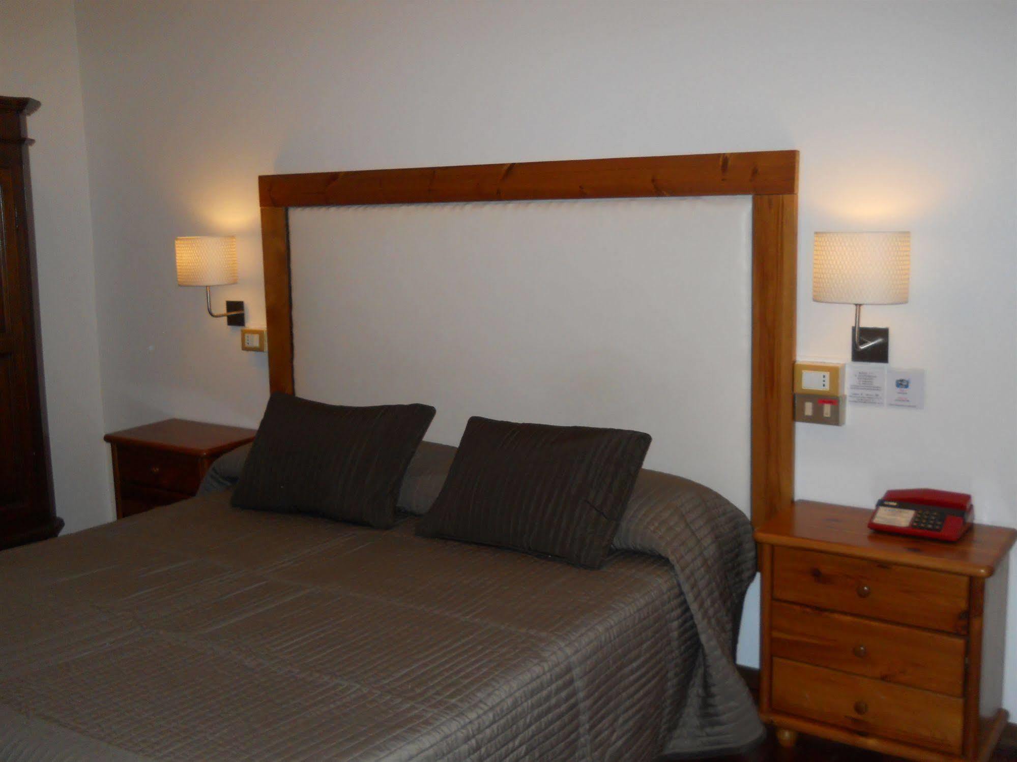 Hotel Il Rustichello Lonato Luaran gambar