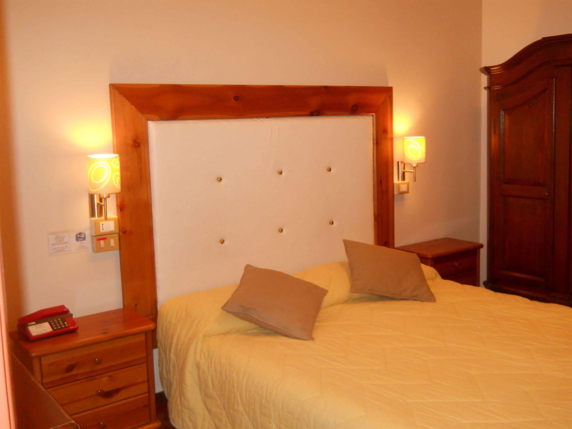 Hotel Il Rustichello Lonato Luaran gambar